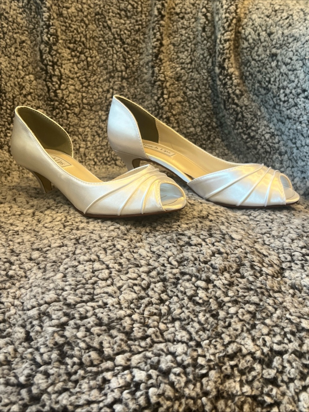 Touch Ups Satin Peep-Toe Kitten Heels in Ivory Sz 7M